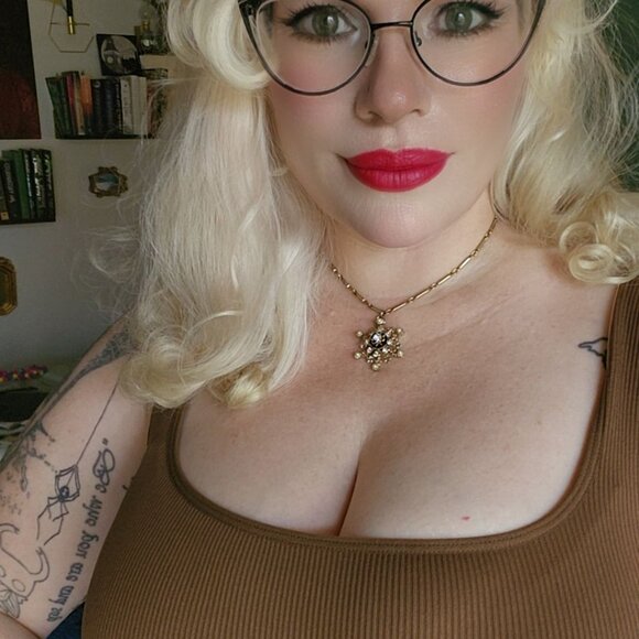 Vintage 1950's enamel & rhinestone snowflake pendant on gold tone chain - Picture 3 of 10